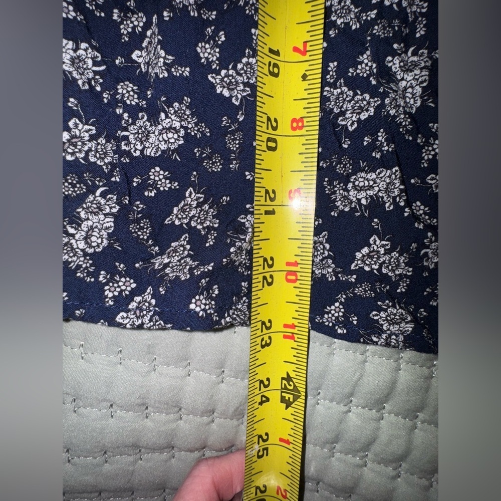 Cozy casual Floral Navy Women's Top with open detail. Size M. VGUC - Picture 9 of 10